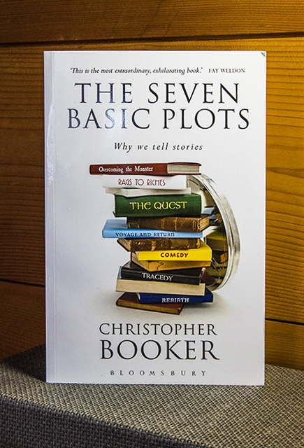 Das Foto illustriert das Buch "The seven Basic Plots" von Christopher Booker.