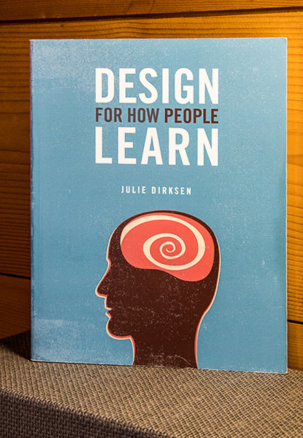 Das Foto illustriert das Buch "Design for how People learn" von Julie Dirksen.