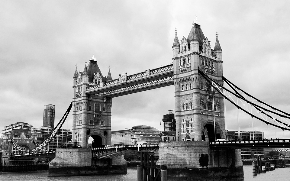 Ein bearbeitetes Bild auf die Tower Bridge in London.